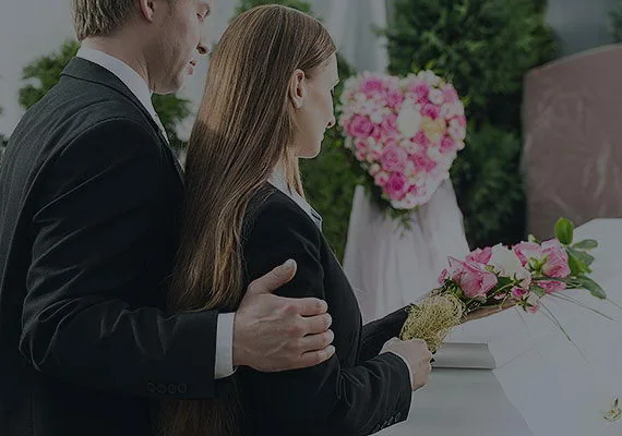 Rodzina z kwiatami podczas pożegnania