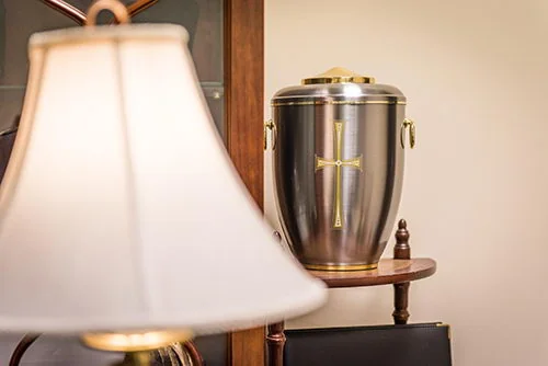 Urna ustawiona obok lampy